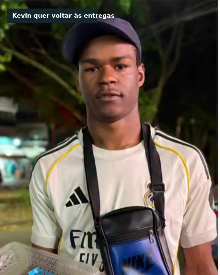 Kevin, jovem entregador, com mochila de trabalho e bicicleta